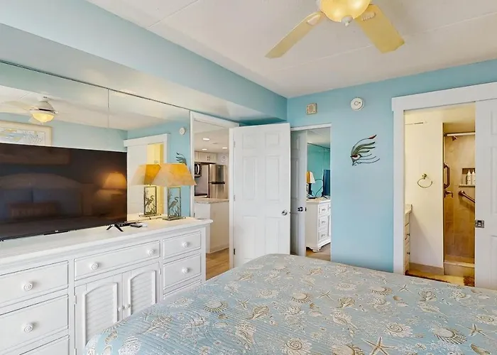 Sunny Coastal With Views Balcony Pools Gym Sauna & Ac Holiday home