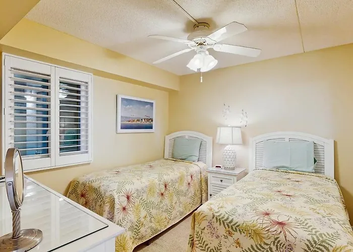 Sunny Coastal With Views Balcony Pools Gym Sauna & Ac Holiday home