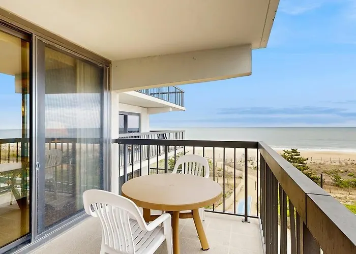Sunny Coastal With Views Balcony Pools Gym Sauna & Ac *