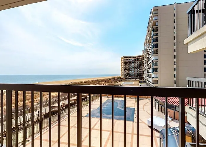 Sunny Coastal With Views Balcony Pools Gym Sauna & Ac