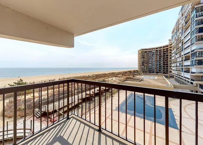 Sunny Coastal With Views Balcony Pools Gym Sauna & Ac