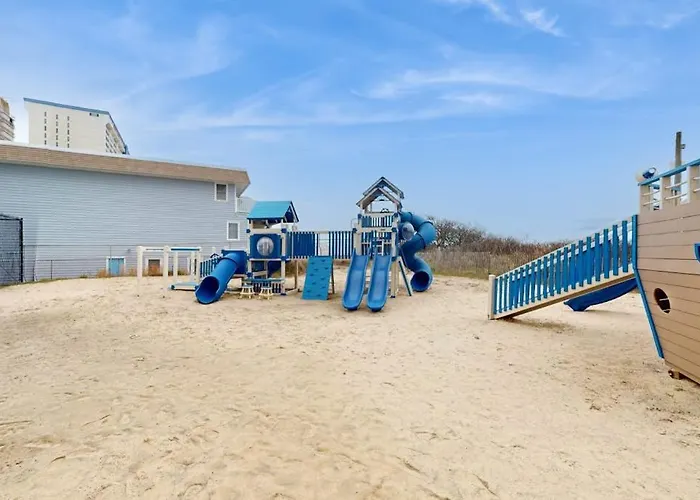 Sunny Coastal With Views Balcony Pools Gym Sauna & Ac