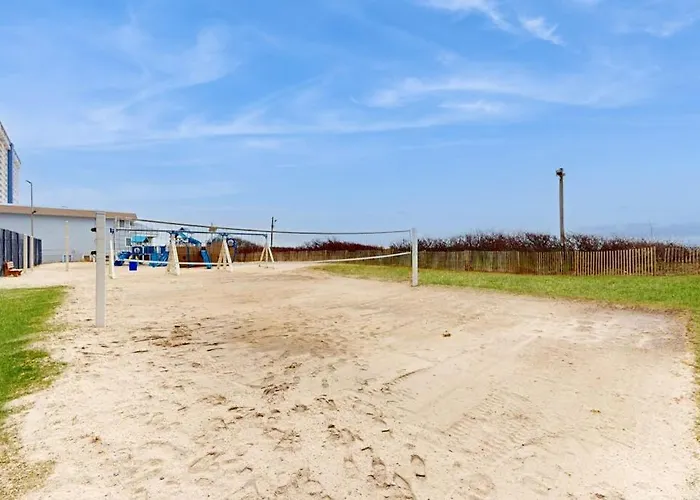 Sunny Coastal With Views Balcony Pools Gym Sauna & Ac *