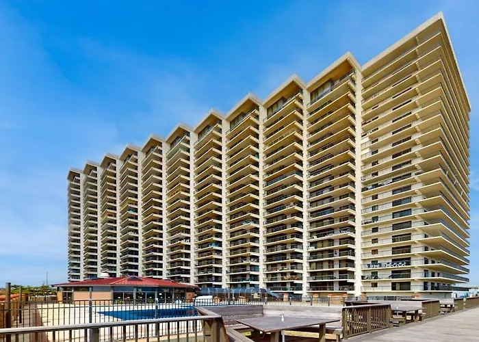 Sunny Coastal With Views Balcony Pools Gym Sauna & Ac *