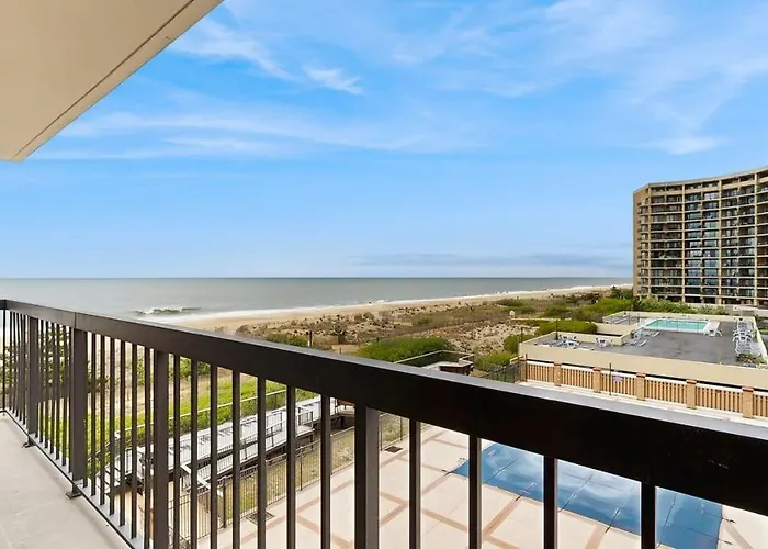 Sunny Coastal With Views Balcony Pools Gym Sauna & Ac Holiday home
